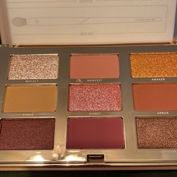 Complex Culture eyeshadow palette - Picture 3 of 5